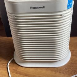 Honeywell HEPA air purifier Model: HA106WHD 120V A.C., 60Hz, 0.50A. Very good condition as is p/u. 