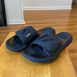 ALMOST NEW CONDITION ADIDAS SLIDES SIZE 10 Men 