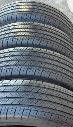 225/65/17 Michelin set de Tires con 70% de vida las 4