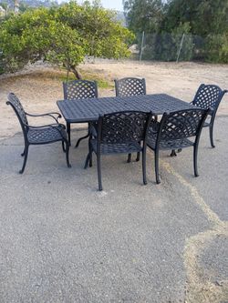 Patio Furniture Table and 6 Chairs