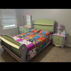 Girls bedroom Set-6 Piece With Mattress, Bedding And Lamp