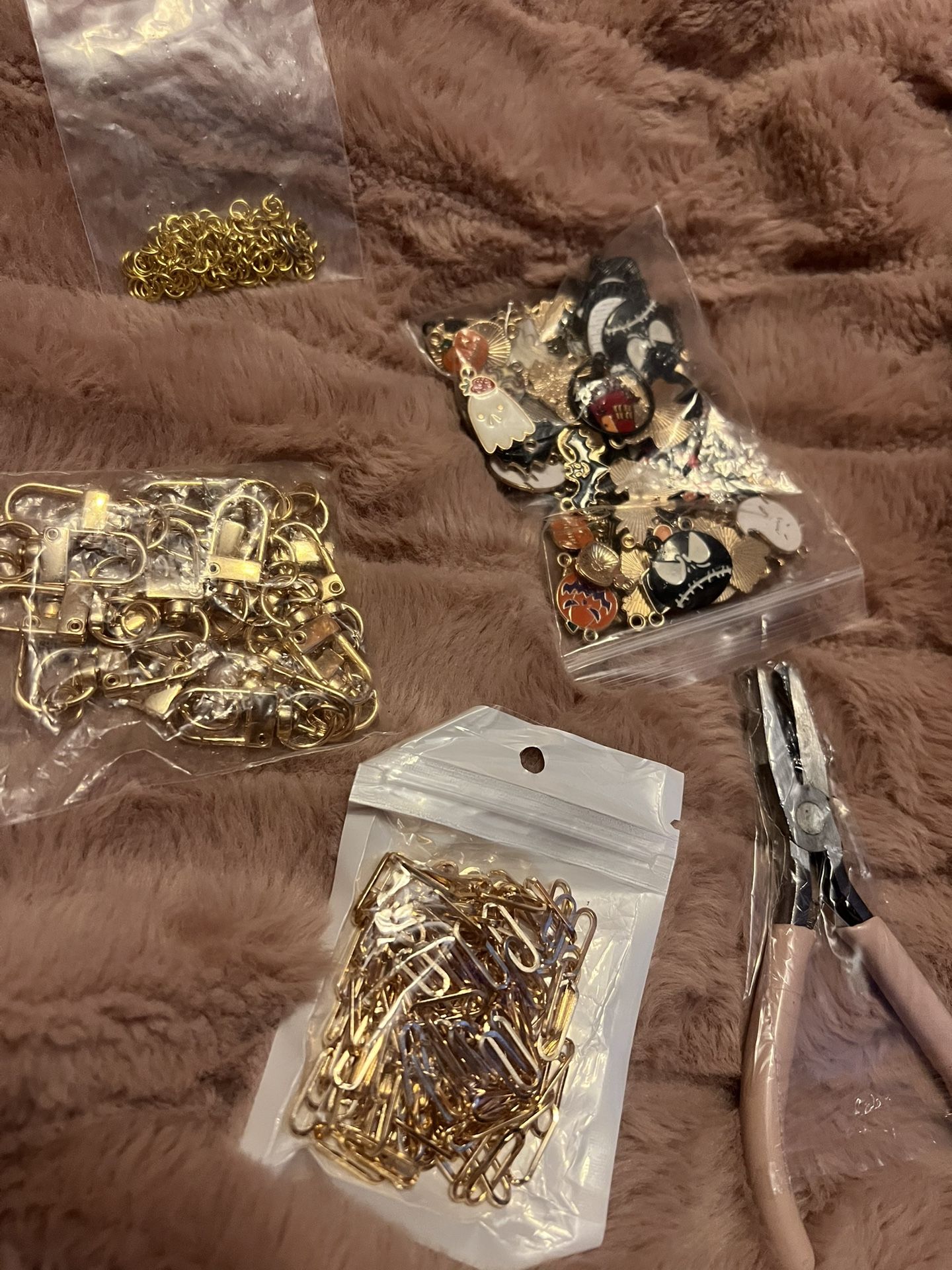 Halloween Keychain Making Kit. Makes 19 Keychains with multiple characters on each.