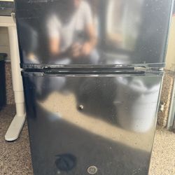 GE Mini Refrigerator with Freezer