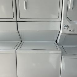 27’’ Whirlpool Stackable Washer And Dryer 