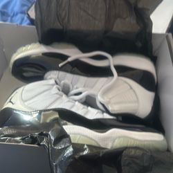 selling 11s for 80$ lmk dm sz 9