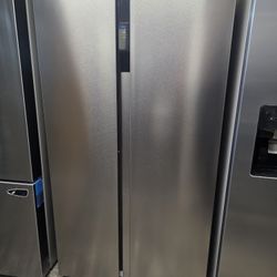 REFRIGERATOR   FRIGIDAIRE  SIDE  BY SIDE STAINLESS STEEL NEW ONLY USED IN DISPLAY NO ICE MAKER NO WATER  