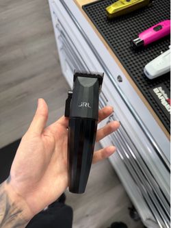 Jrl Clipper comes with charging stand!