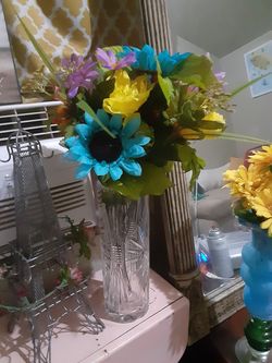 Clear vase with flowers $10.00 cash only (serious buyers)