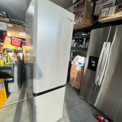 Prestige 21.6 in. 8.7 cu. ft. Bottom Freezer Refrigerator in Stainless Steel, ENERGY STAR