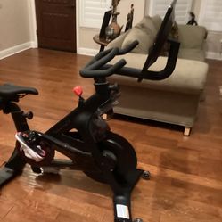 Like-New Peloton Bike – Barely Used & Pristine! Grab It Fast for $1,300
