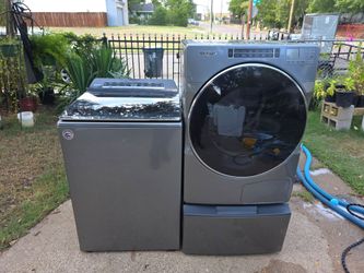 Whirlpool Washer and Dryer Set electric set