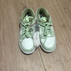 Nike Women's Dunk Low SE sneakers