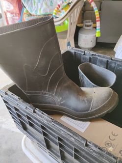 RAIN BOOTS