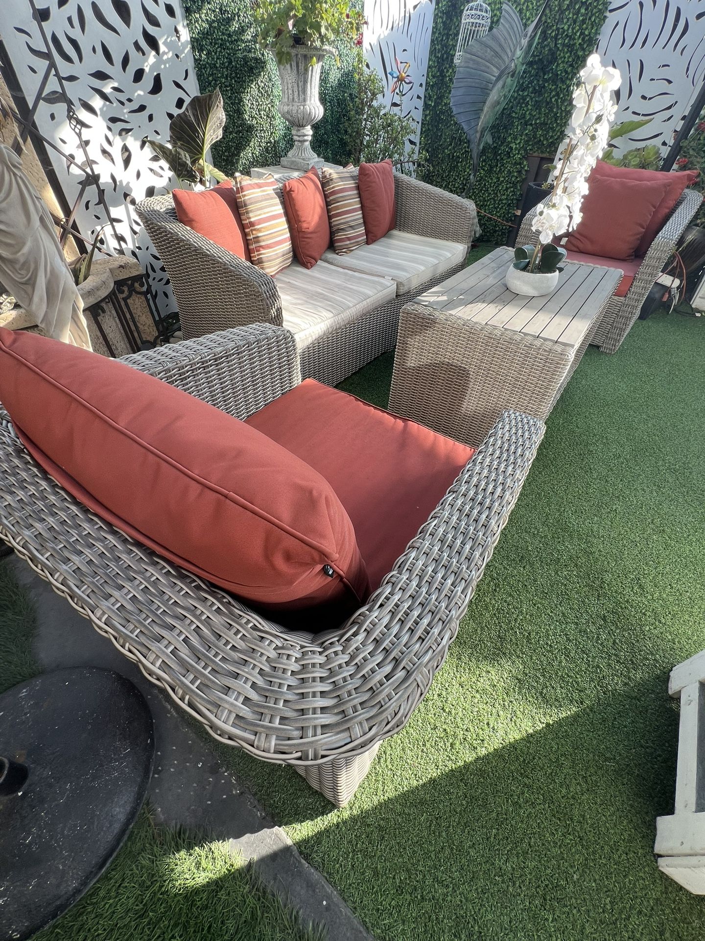 🌴🌴 Beautiful 4-piece wicker patio set in good condition. Both sofa seat cushions need replacing.