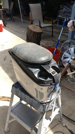 Electric cooler for car