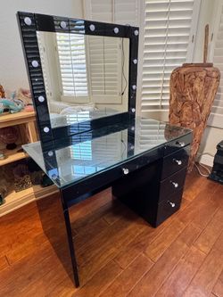 Light Up Girl’s Vanity