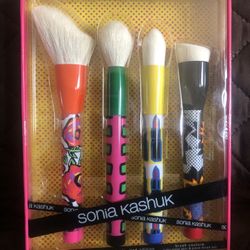 BRAND NEW IN BOX 4 PC MAKEUP BRUSH SET - SONIA KASHUK