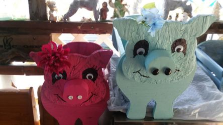 Pig planters