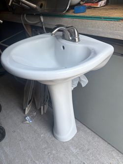 Pedestal bathroom sink