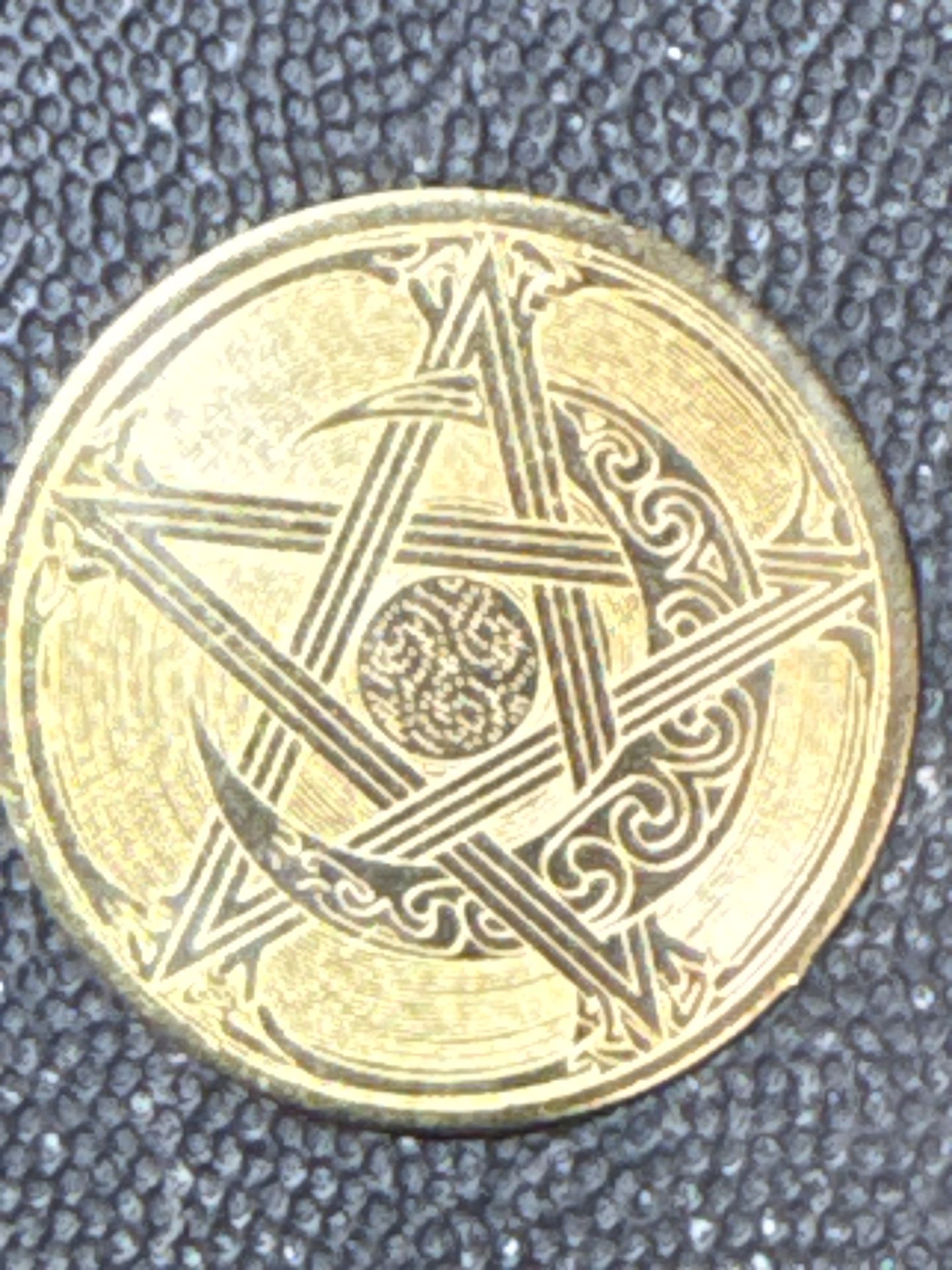 #107 Brass Pentacle Talisman Coin in Capsule – Mystic / Wicca / Occult Symbol – 1.42g