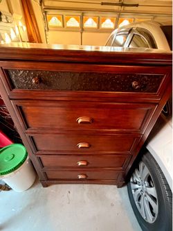 BEAUTIFUL dresser ONLY $20