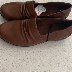 We also have women's shoes size 8, 9 and 10, very comfortable and very pretty. We also have size seven for men and size 9 for men.