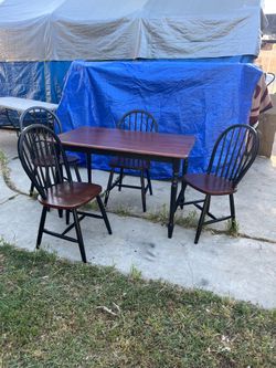 Apt size dinette w/4 chairs