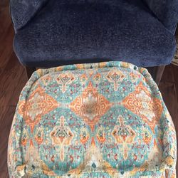 Very cool, comfortable ottoman very gently used