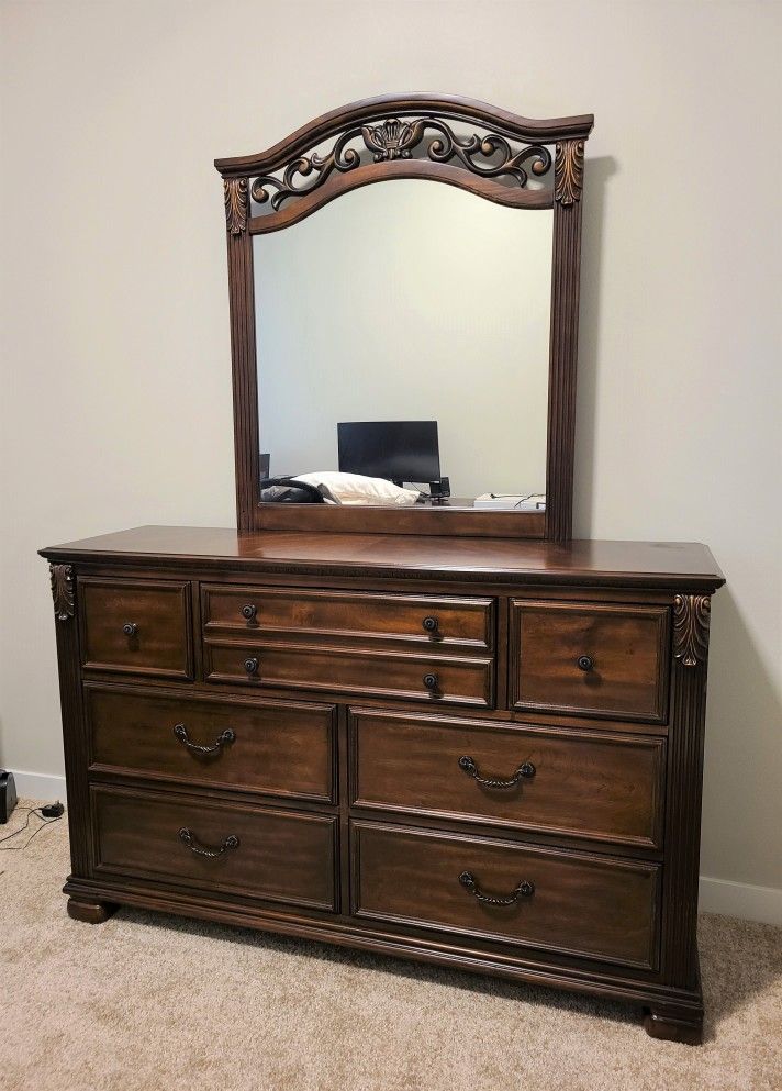 Leahlyn dresser deals and mirror