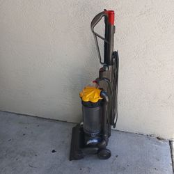 Upright DYSON DC 33 Corded Bagless Vacuum  Cleaner