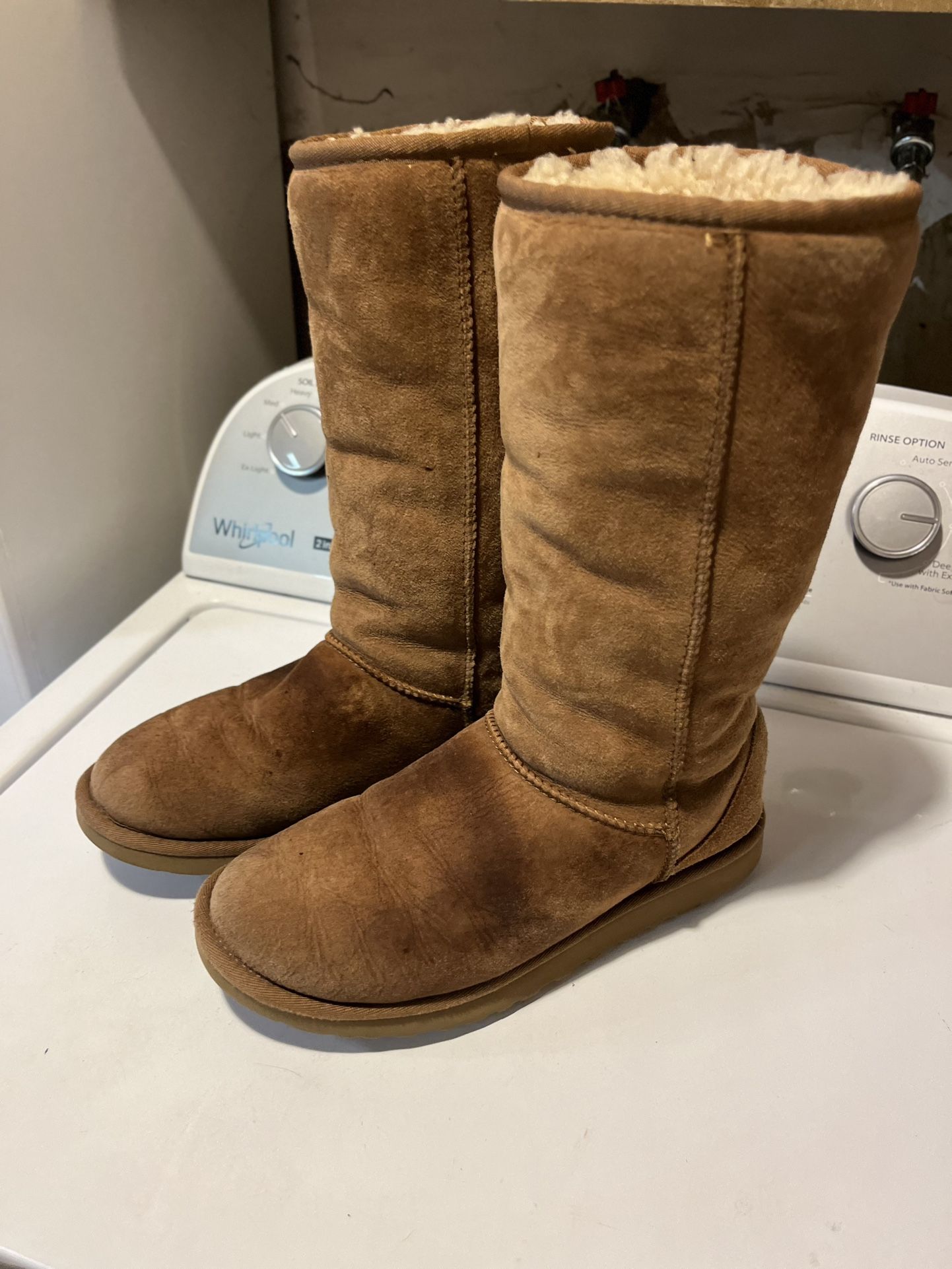 Women’s UGGS SIZE 8 Classic Tall II Boot chestnut