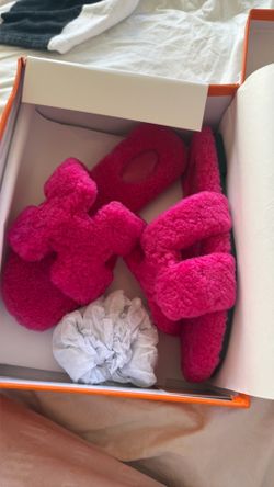 Pink fur sandals