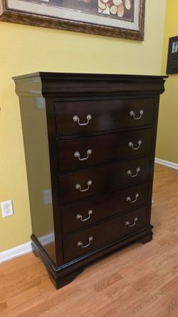 Clean and Nice Dark Brown 6 Drawer Chest  / Tall Dresser.