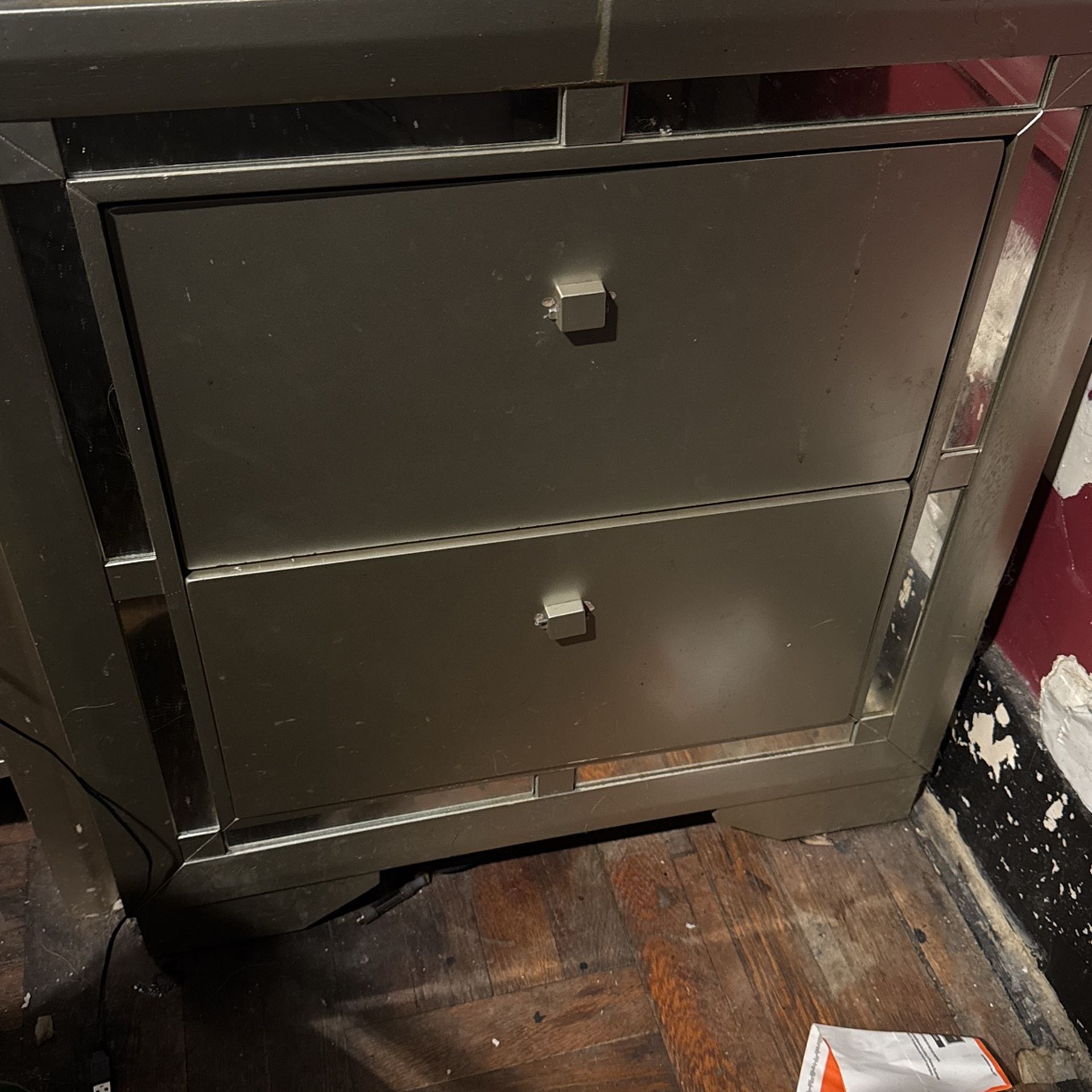 Bedroom Side Table/dresser SELLING ASAP