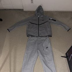 LARGE GREY NIKE TECH