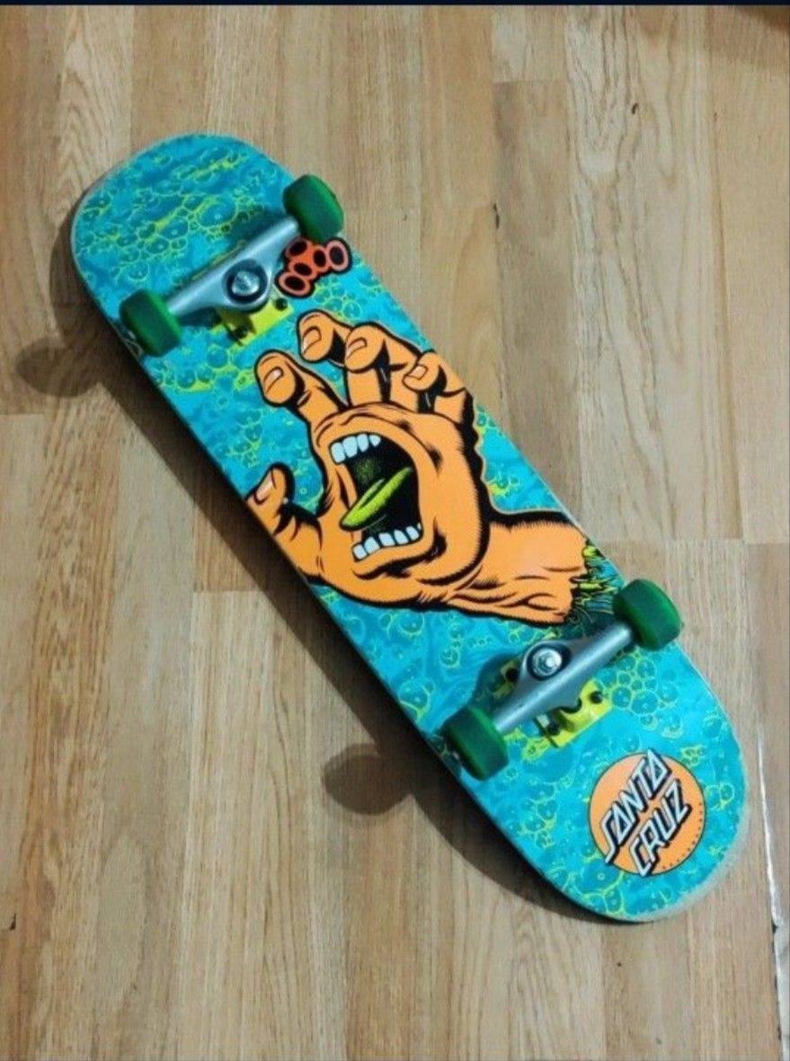 SANTA CRUZ Skateboard.