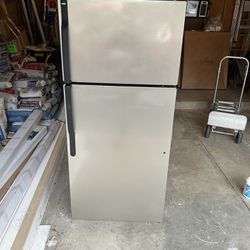 Refrigerator And Freezer Hot point Gray 