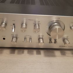 Vintage Amplifier Pioneer SA 8800 ll .