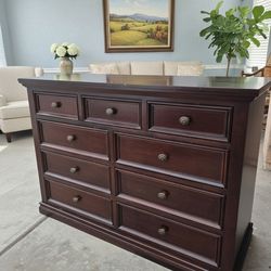 Very nice Solid wood Dresser in excellent condition