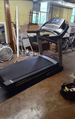NORDICTRACK COMMERCIAL 1750 TREADMILL (LIKE  NEW CONDITION & DELIVERY AVAILABLE TODAY