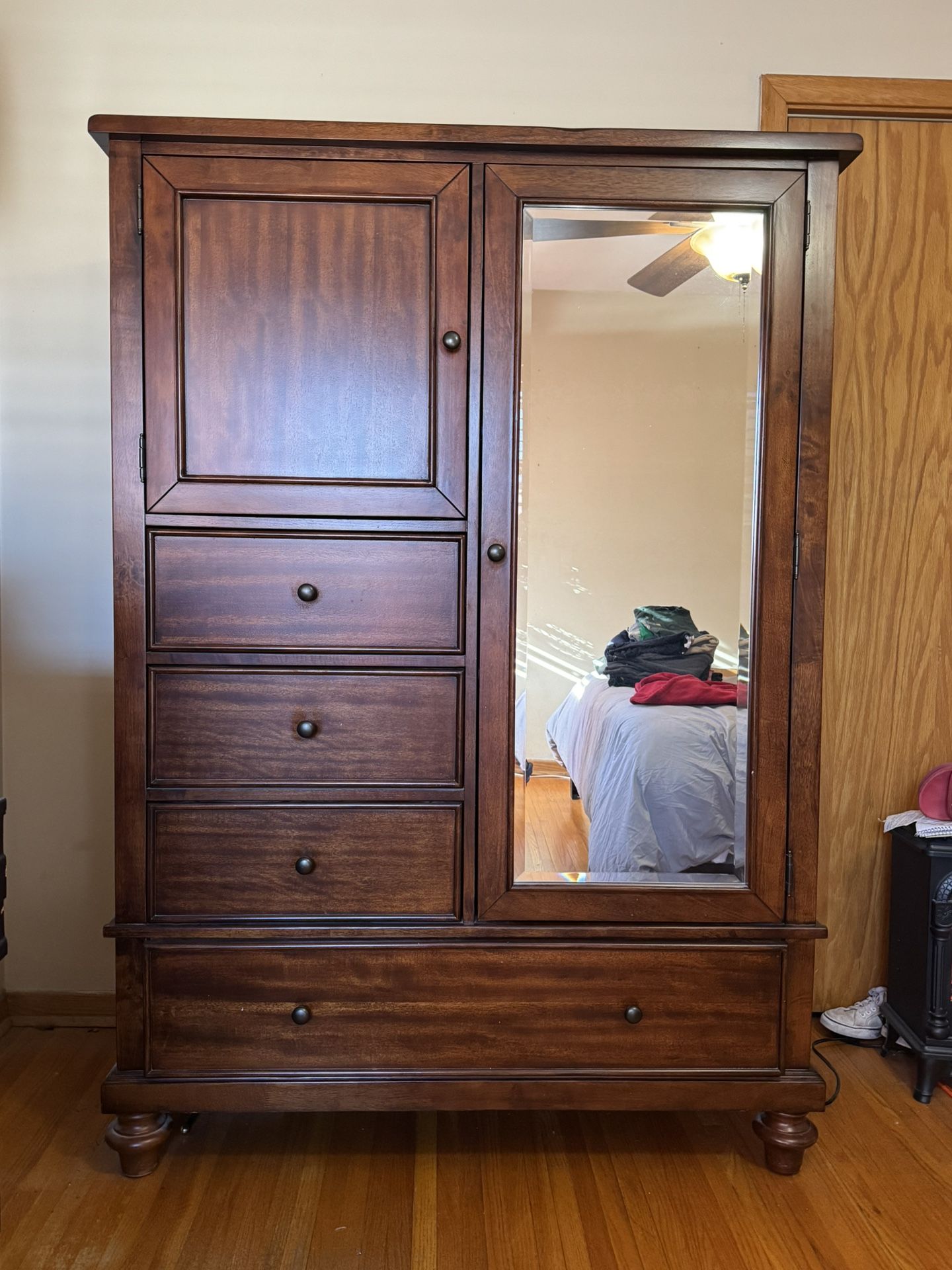 Bedroom armoire