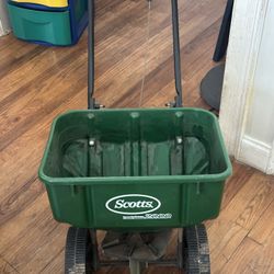 Scott’s SpeedyGreen2000 broadcast spreader