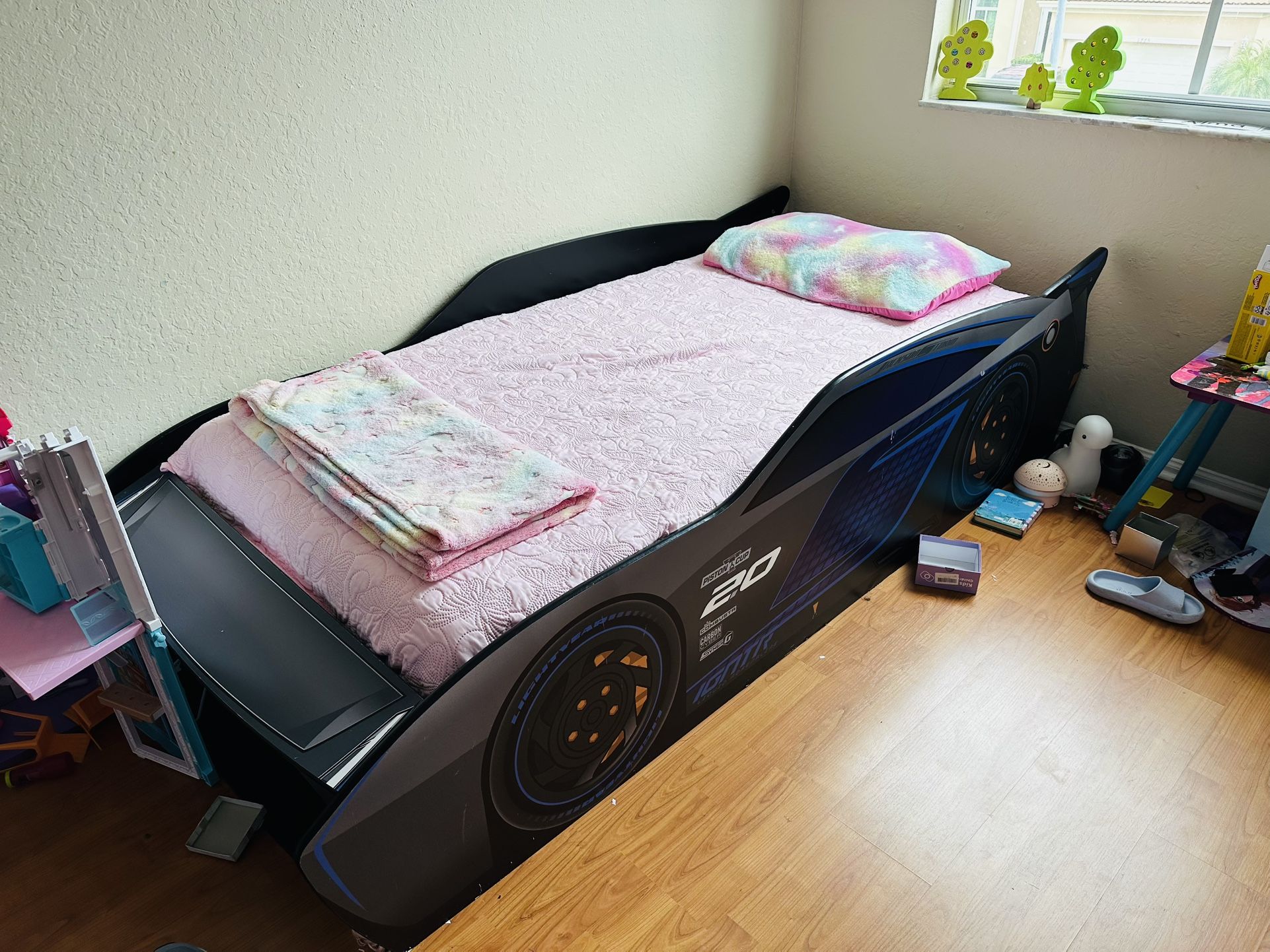 🚗 Twin Car Bed with Mattress – Must Pick Up 🚗