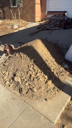 Free Fill Dirt and Soil Pile
