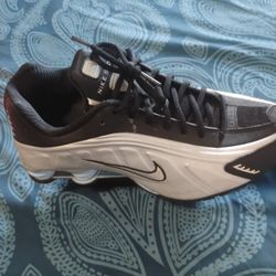 Nike shox r4 Silver and black size 9