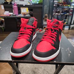 Air Jordan 1 Mid Bred Sneakers