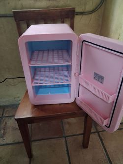 Small hot or cold refrigerator
