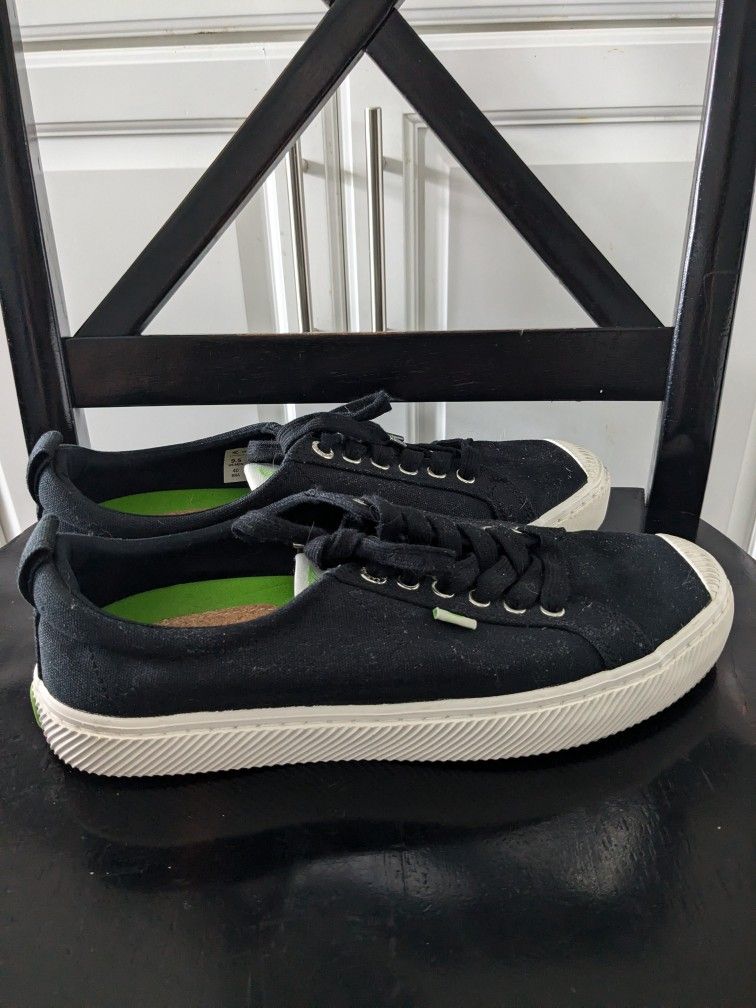 Cariuma Shoes Sustainable Size 9.5 Mens/11 Women's Black 