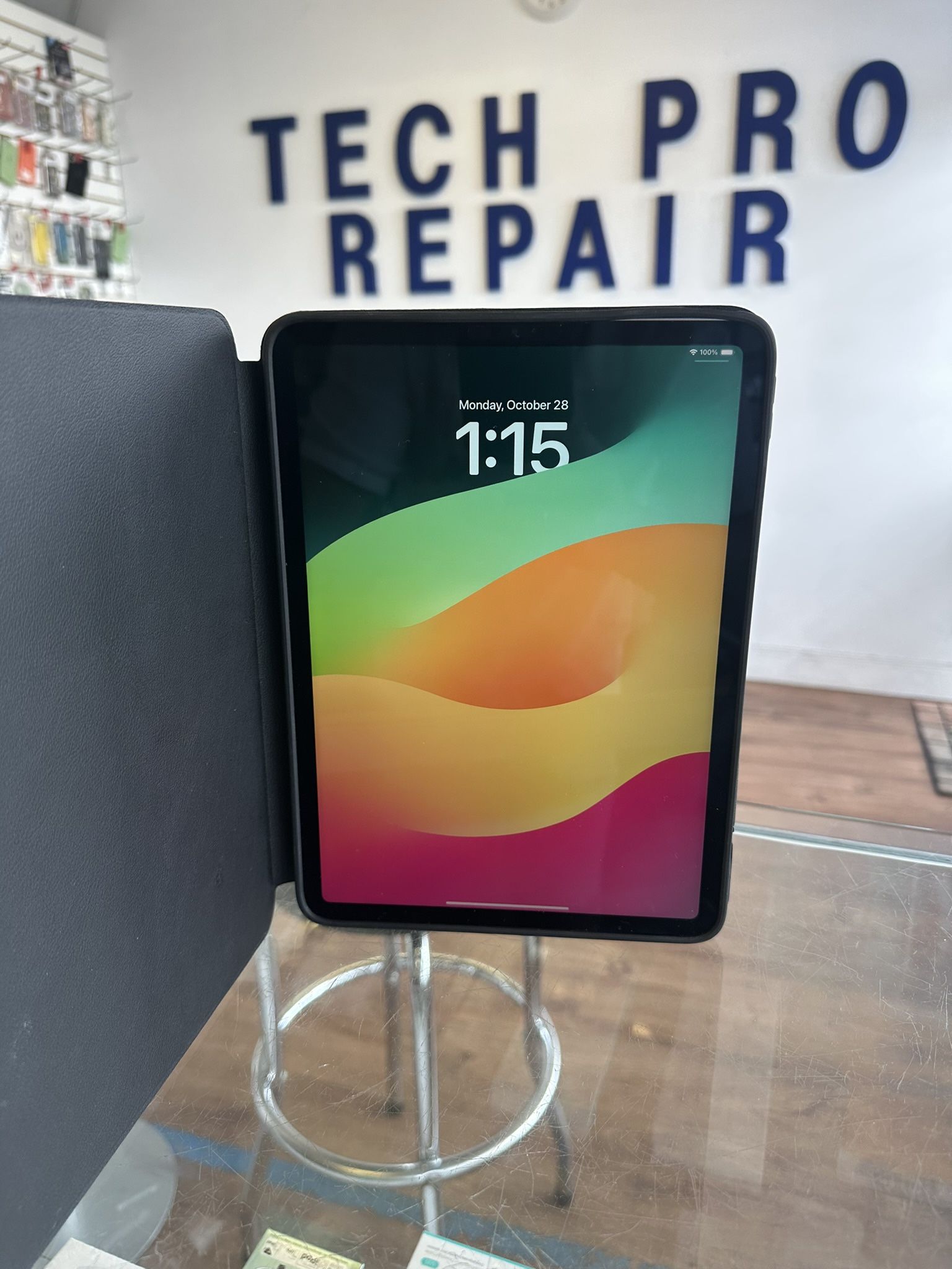 Apple Ipad Pro 11” 4th Gen 128gb Wifi, Like New. With charger and case.