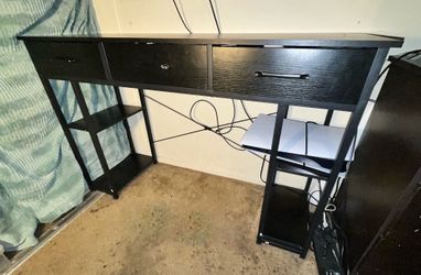 Desk for sale (hablo español)